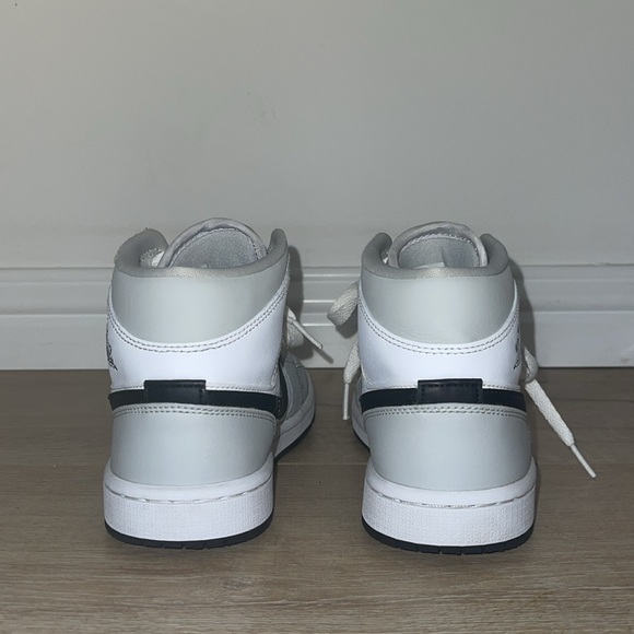 Air Jordan 1 Mid “Wolf Grey” – Women’s Size 6 - Picture 7 of 9